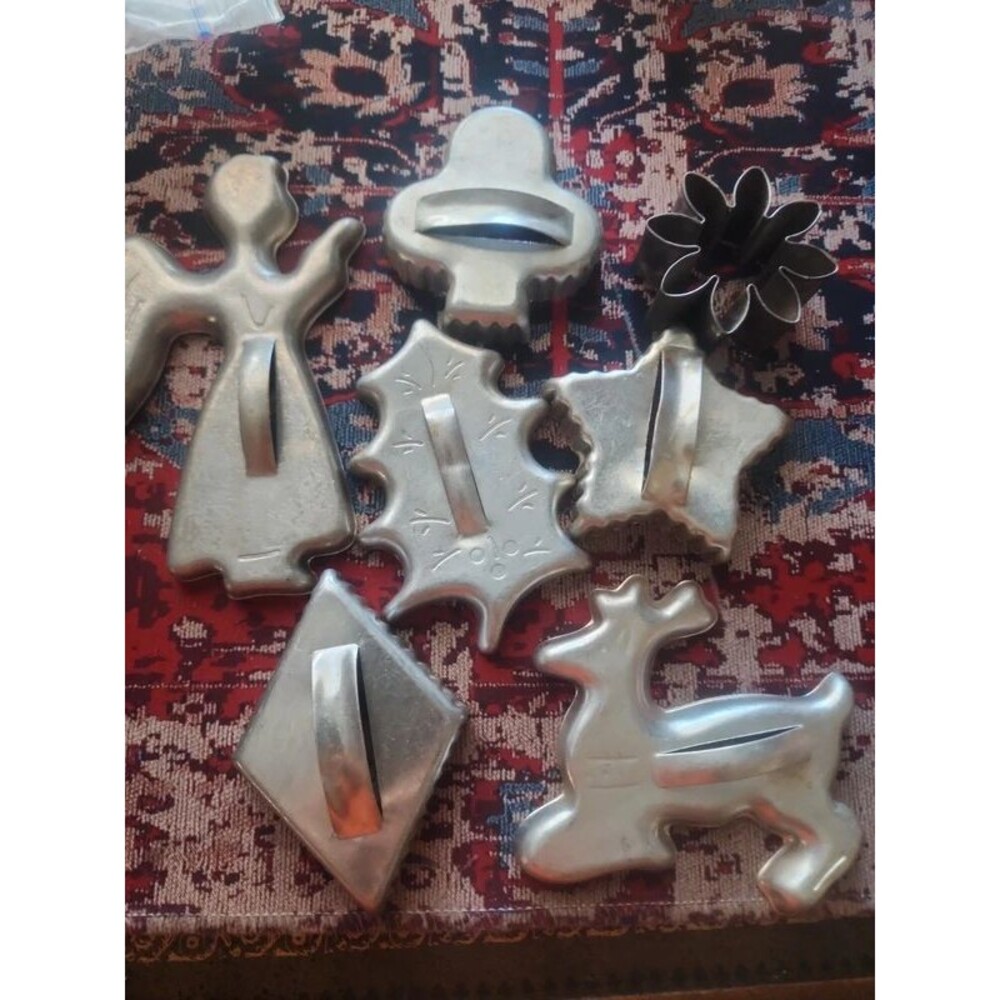 Vintage cookie cutters. (r42)